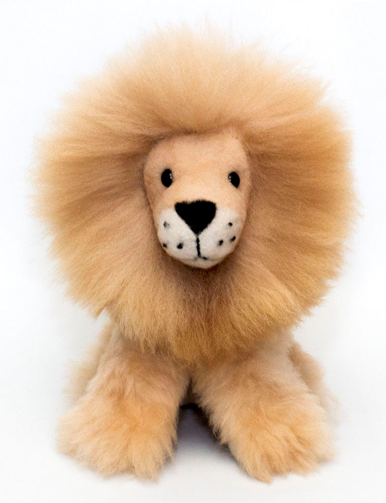 Frontal angled view of the AlpacaNext alpaca lion showing its exquisite and velvety natural fiber